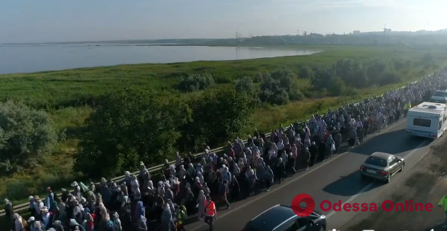 В Одессе участники крестного хода спровоцировали транспортный коллапс (видео)