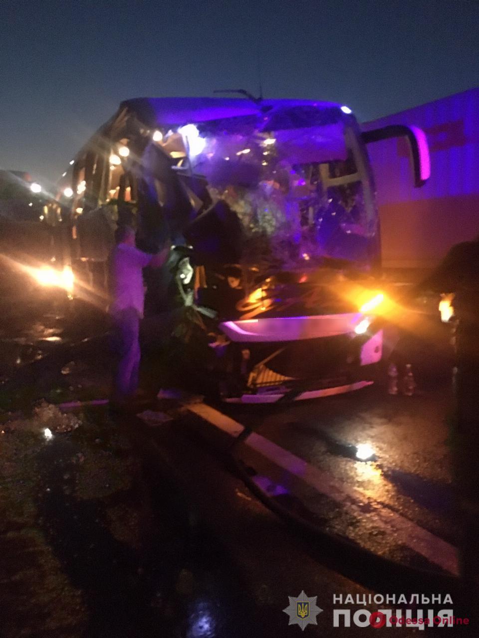 На трассе Одесса—Киев пассажирский автобус врезался в припаркованный зерновоз – один человек погиб, четверо в больнице