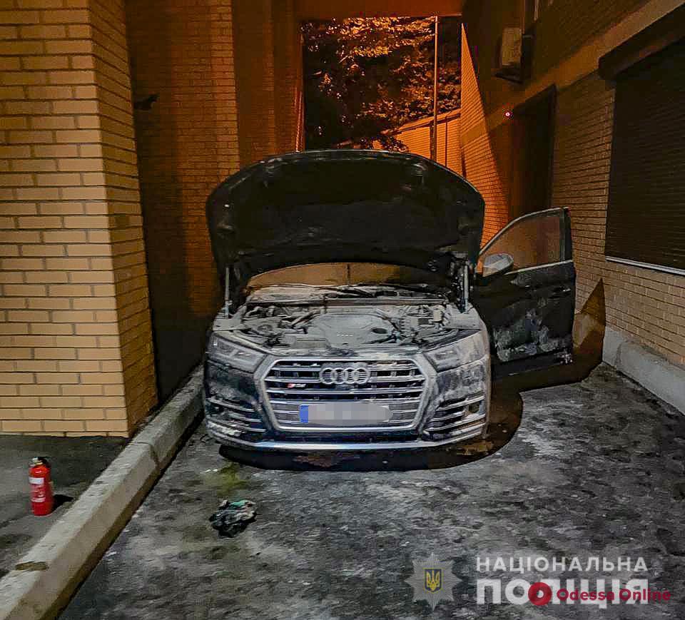 Бросили «коктейль Молотова»: в Киеве двое одесситов подожгли автомобиль