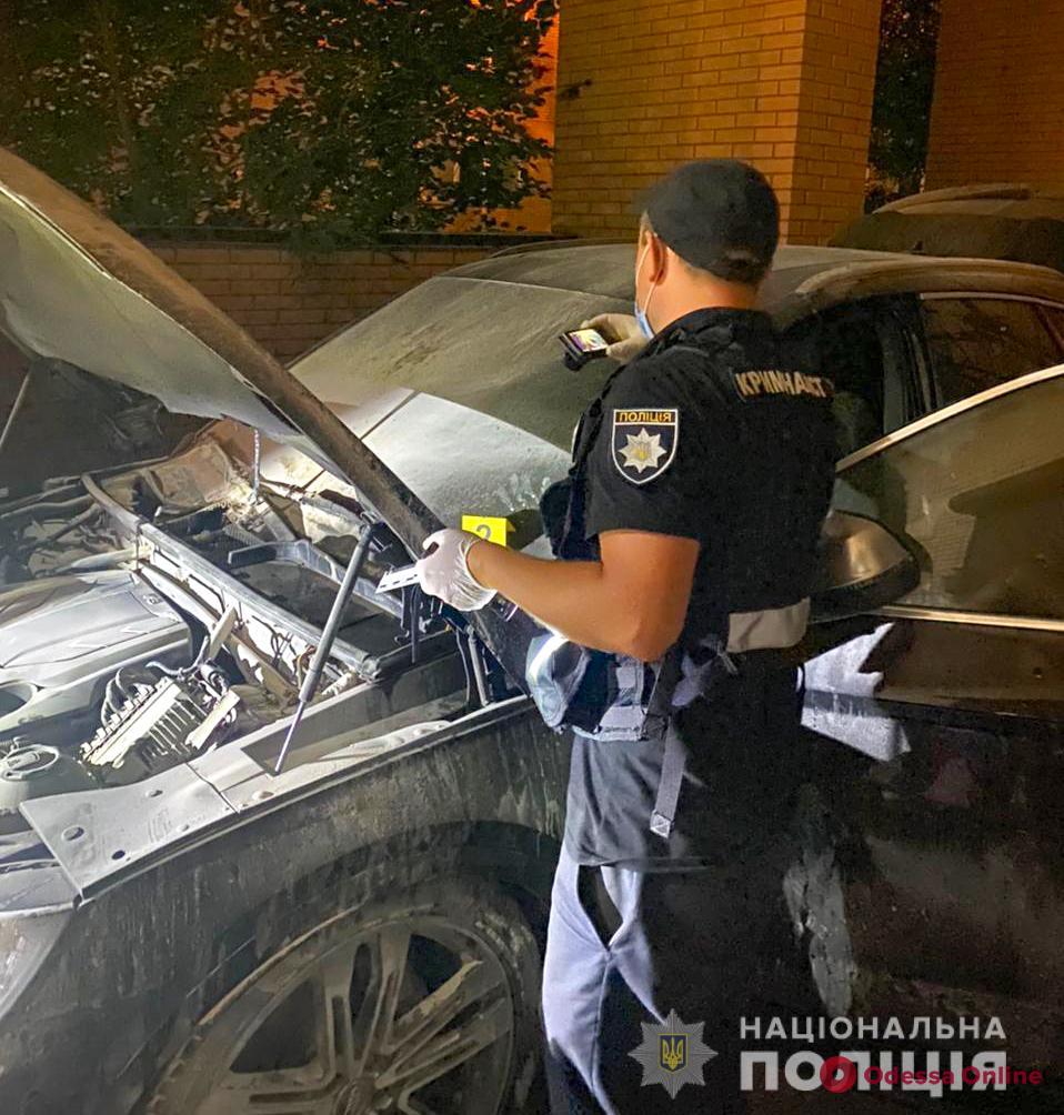 Бросили «коктейль Молотова»: в Киеве двое одесситов подожгли автомобиль