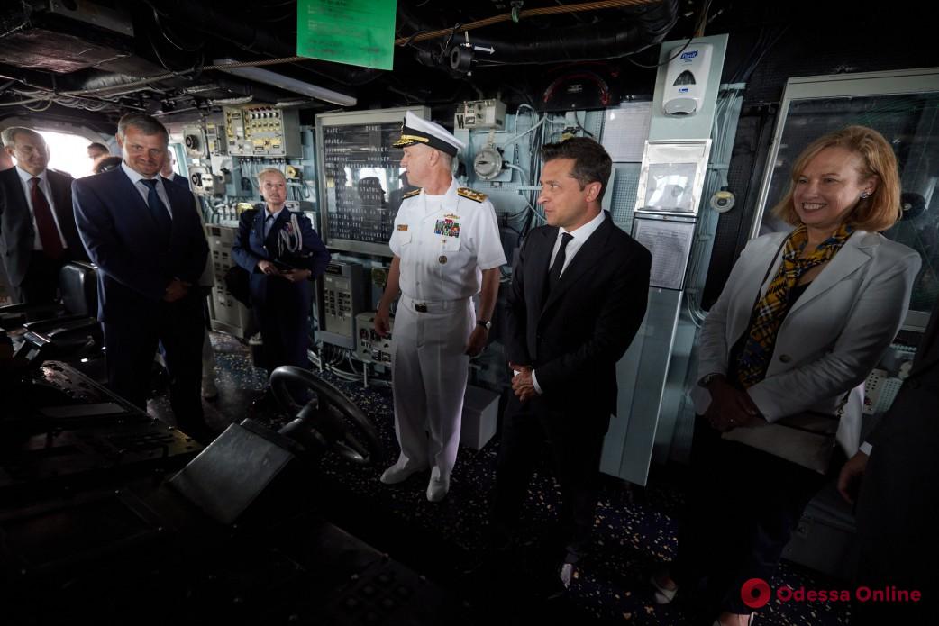 В Одессе Владимир Зеленский посетил эсминец Ross ВМС США