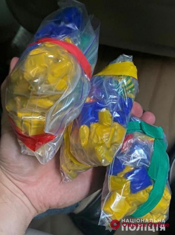 Разноцветные «закладки»: полицейские изъяли у одессита 200 пакетиков с наркотиками