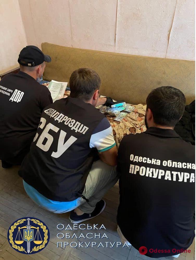 Предложили решить вопрос с квартирой пропавшей пенсионерки: в Одесской области на взятке поймали двух полицейских