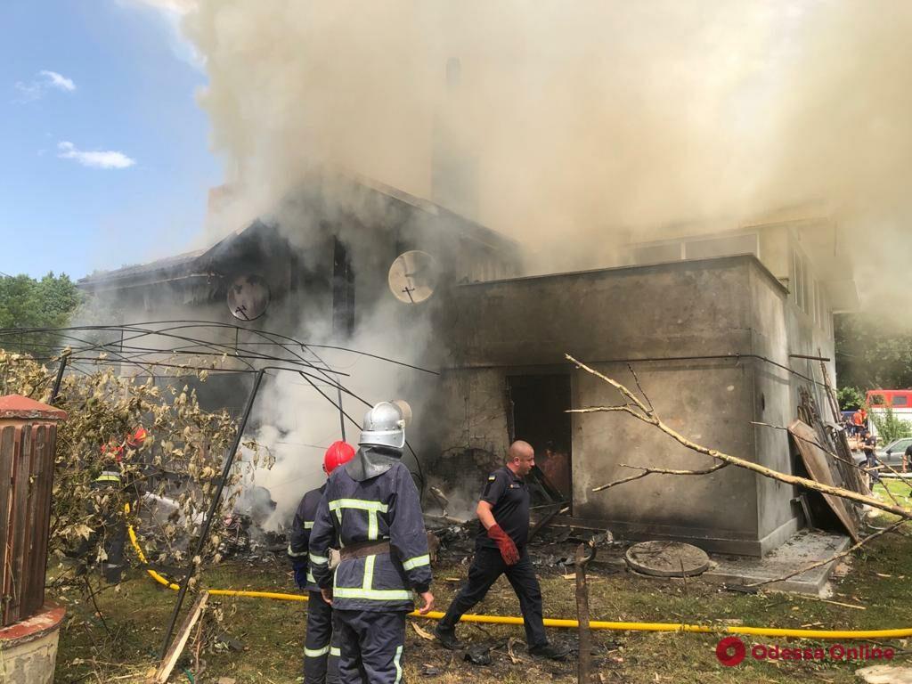 На Прикарпатье самолет упал на частный дом – четверо погибших (фото, видео, обновлено)