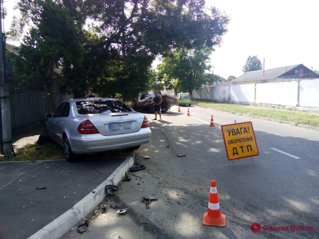 ДТП с «перевертышем»: в Измаиле столкнулись Mercedes-Benz и BMW (фото)