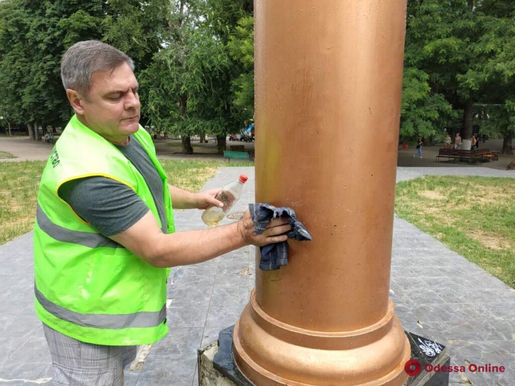 В Старобазарном сквере вандалы разрисовали памятник Атаману Головатому