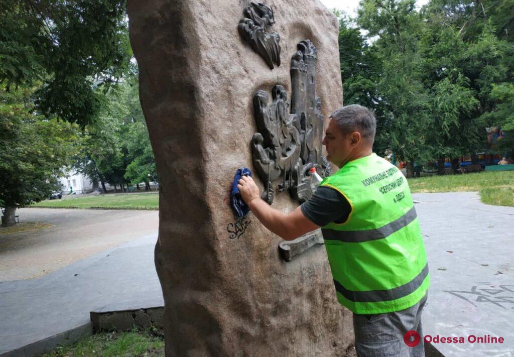 В Старобазарном сквере вандалы разрисовали памятник Атаману Головатому