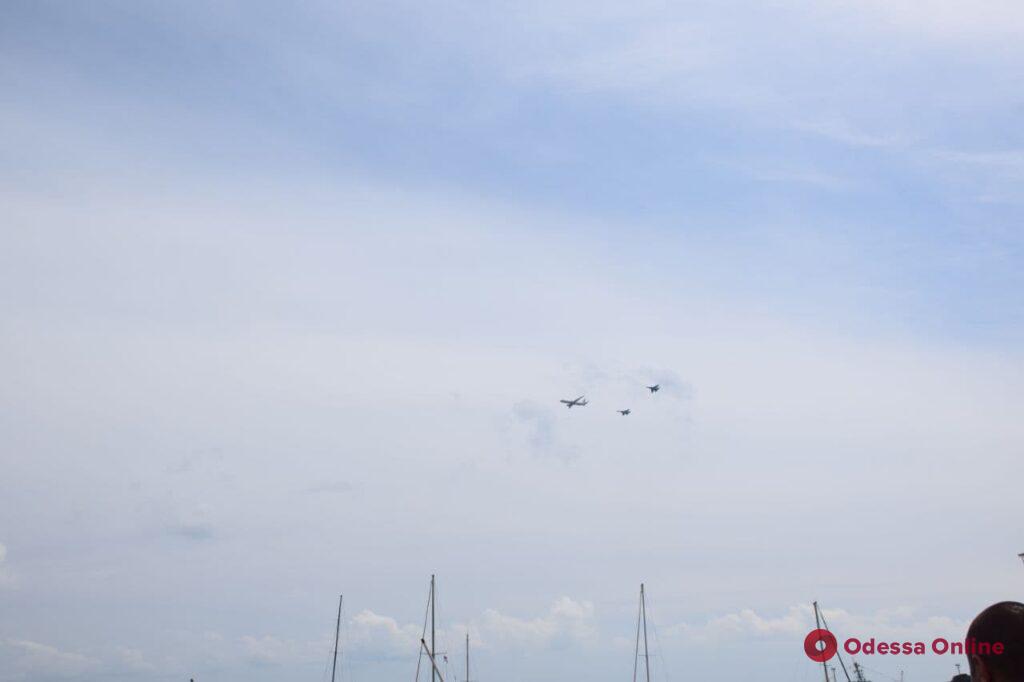 В Одессе по случаю Дня ВМС проходит парад воздушной авиации (фото, видео, обновлено)