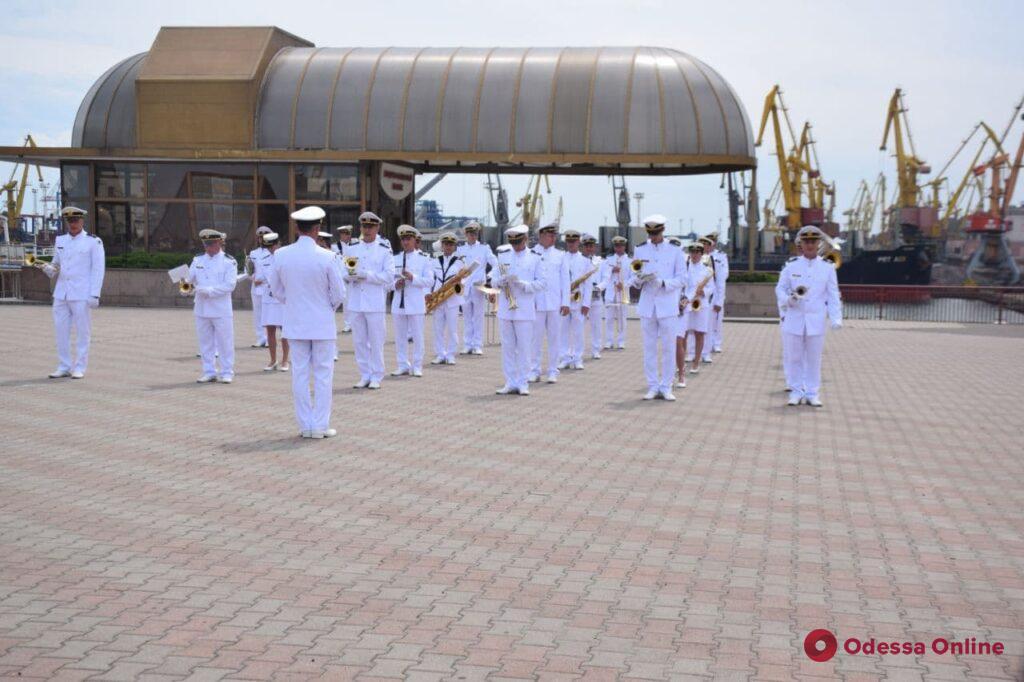 В Одессе по случаю Дня ВМС проходит парад воздушной авиации (фото, видео, обновлено)