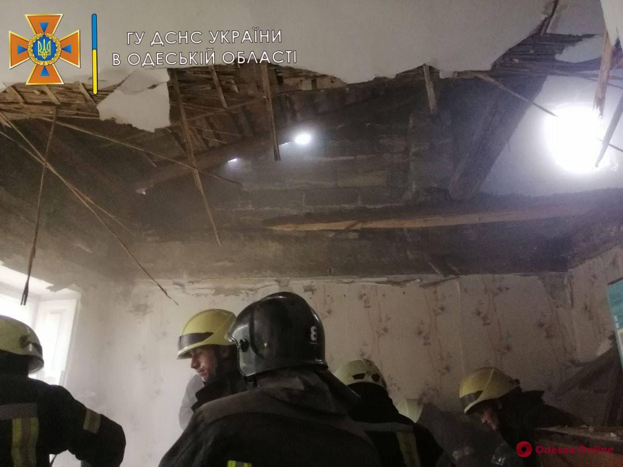 В жилом доме на Степовой обвалился потолок — под завалами может находиться хозяйка квартиры (фото, видео, обновляется)
