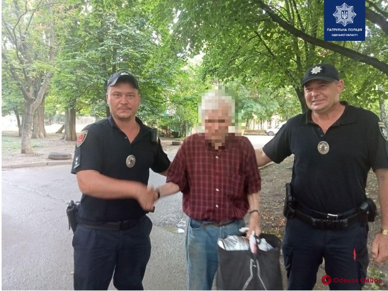 Одесские патрульные вернули родственникам потерявшегося 86-летнего мужчину