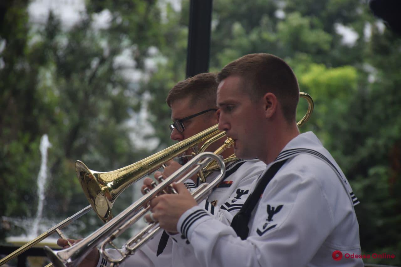 Американские военные моряки развлекали одесситов музыкой в Горсаду (фото, видео)