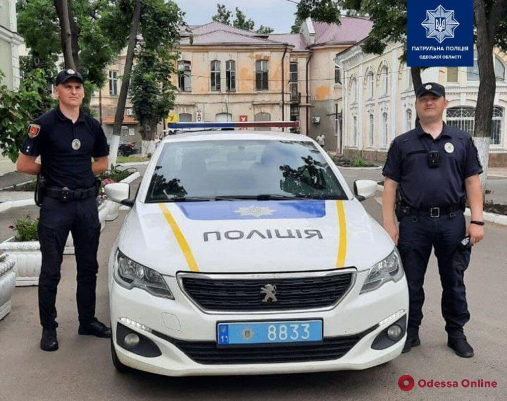 Одесские патрульные срочно доставили в больницу водителя, которому стало плохо за рулем
