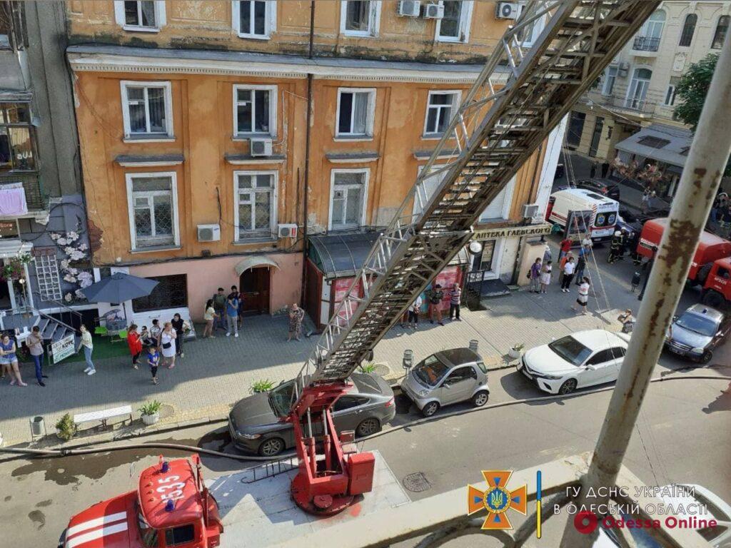В центре Одессы тушат пожар в трехэтажном доме — жильцов эвакуируют (фото, видео, обновляется)