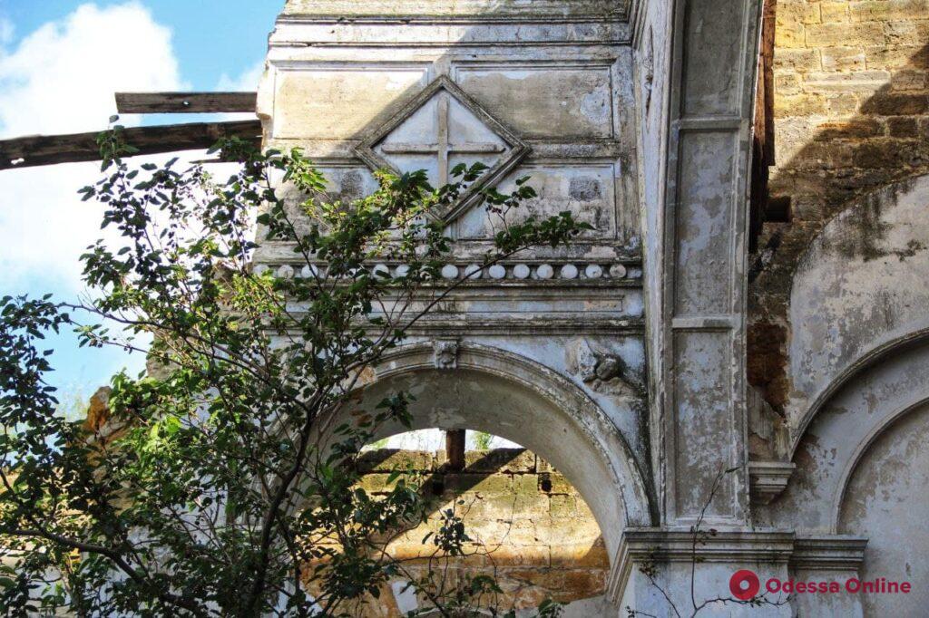 Груды камней и заросли бурьяна: развалины старинной кирхи под Одессой (фоторепортаж)