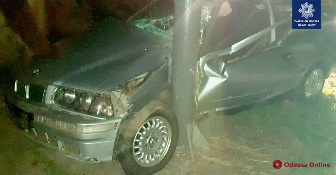 На Балковской пьяный водитель автомобиля BMW врезался в столб