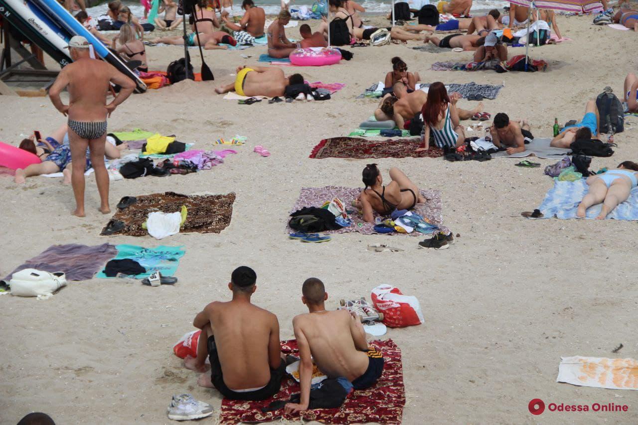 Море, солнце и хорошее настроение: пляжный сезон в Одессе в разгаре (фоторепортаж)