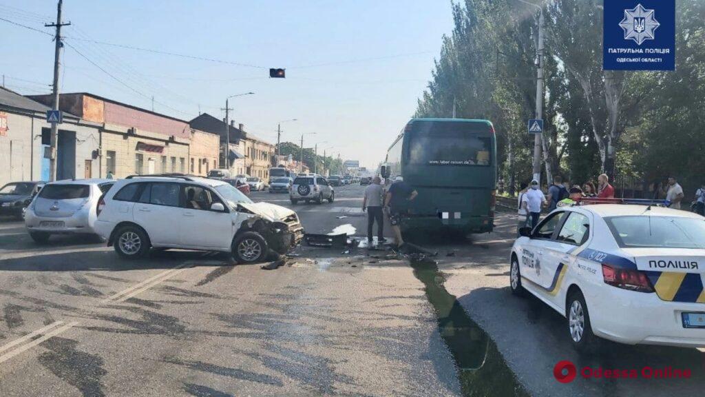 Из-за ДТП на Николаевской дороге образовалась пробка (обновлено)