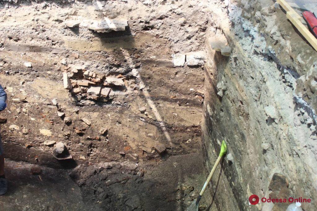 Во время раскопок на Приморском бульваре археологи нашли несколько тысяч артефактов