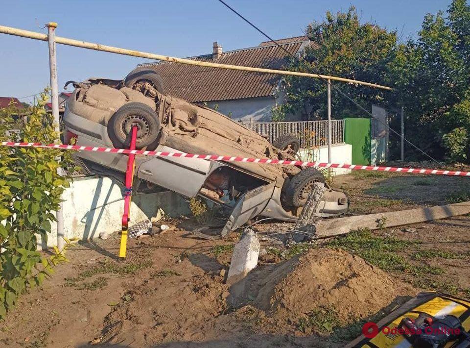 Смертельная авария под Одессой: автомобиль перевернулся и повис на заборе (фото)