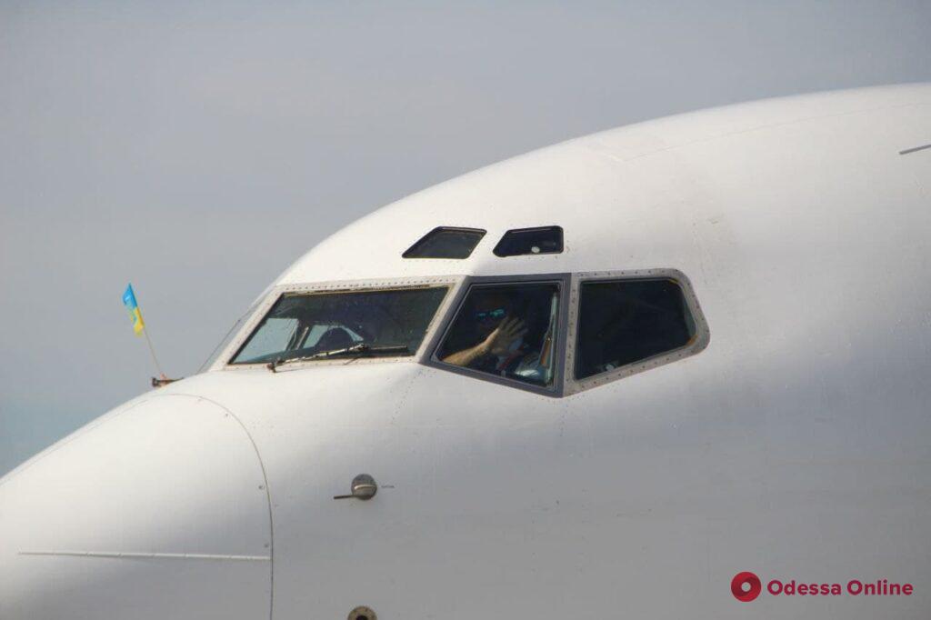 Одесса: новая взлетно-посадочная полоса аэропорта приняла первый самолет (фото)