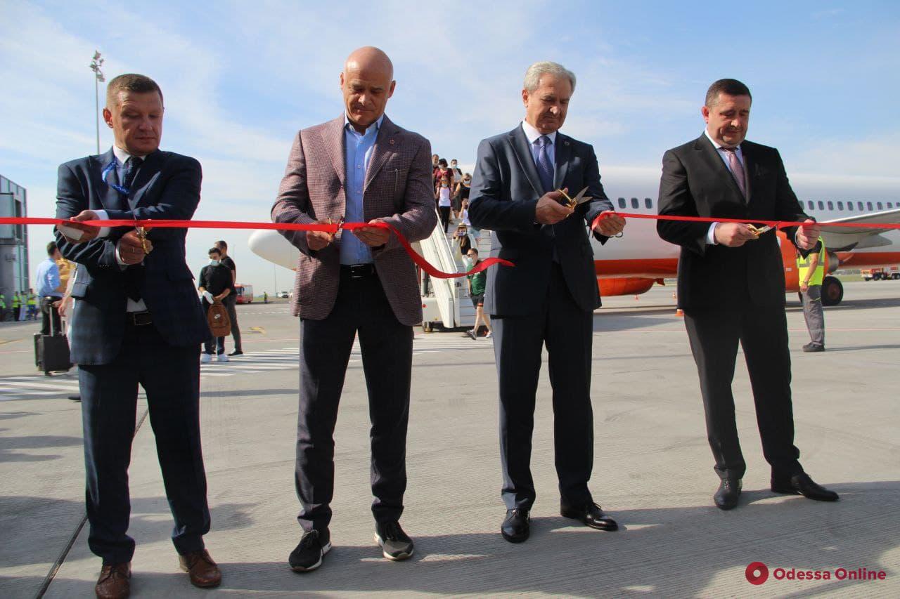 Одесса: новая взлетно-посадочная полоса аэропорта приняла первый самолет (фото)