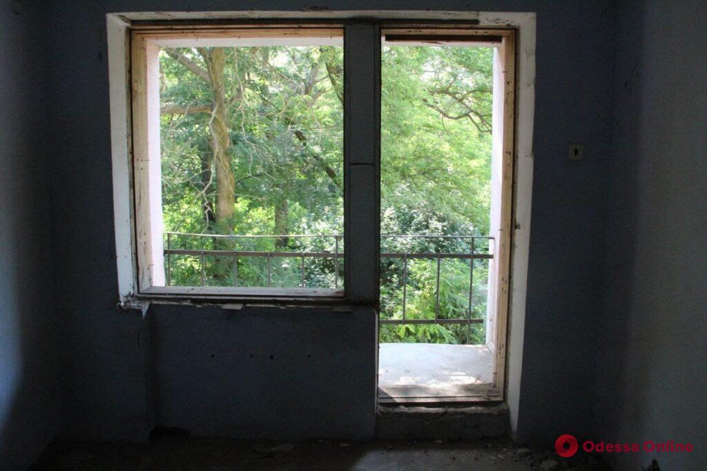 Призрак «Красной гвардии»: бывший детский лагерь в Черноморке превратился в руины (фоторепортаж)
