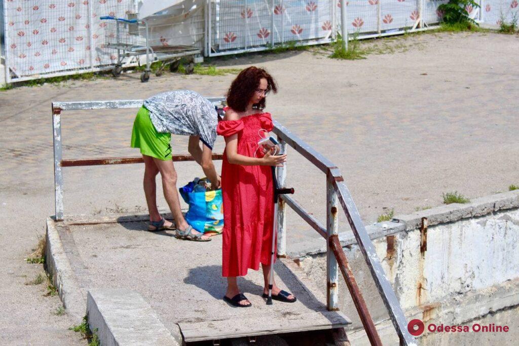 Знойное лето в Аркадии: гости и жители Одессы греются на песке и плещутся в теплой воде (фоторепортаж)