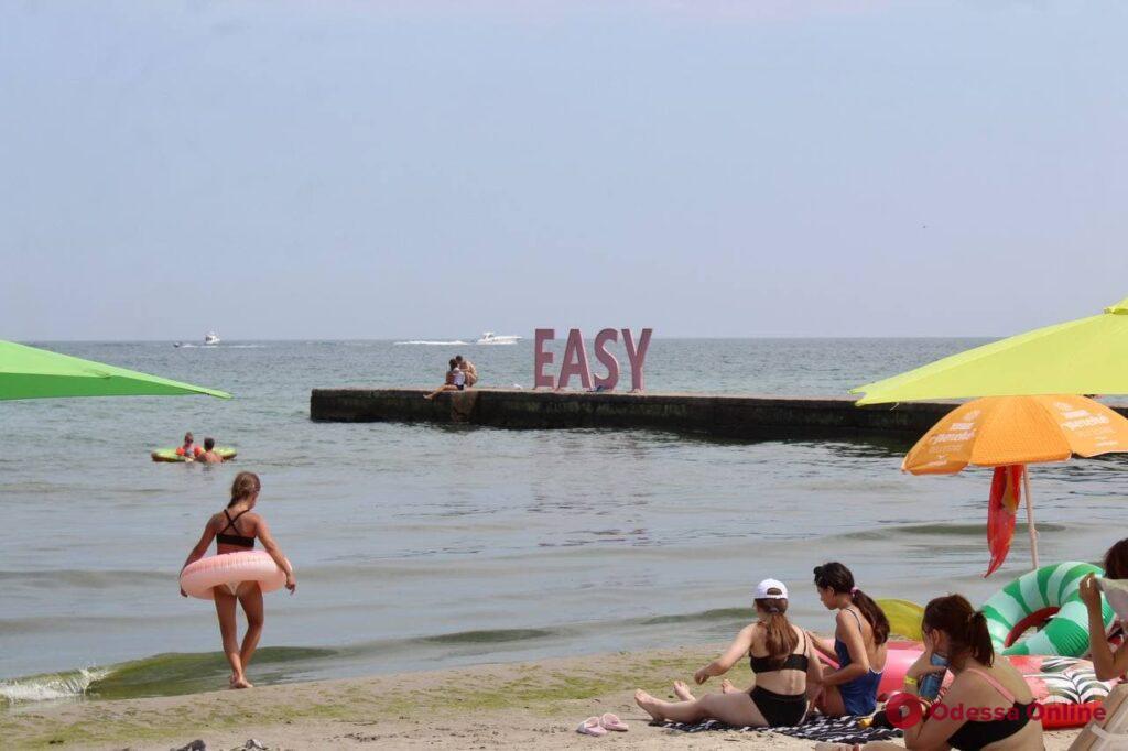 Знойное лето в Аркадии: гости и жители Одессы греются на песке и плещутся в теплой воде (фоторепортаж)