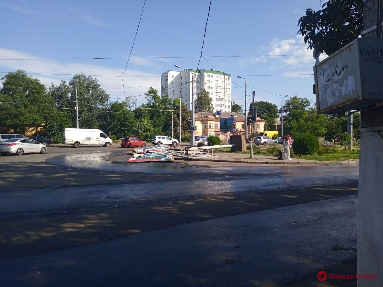 Последствия непогоды: подтопленные улицы, парализованное движение трамваев и заблокированный проезд на поселок Котовского (обновлено)