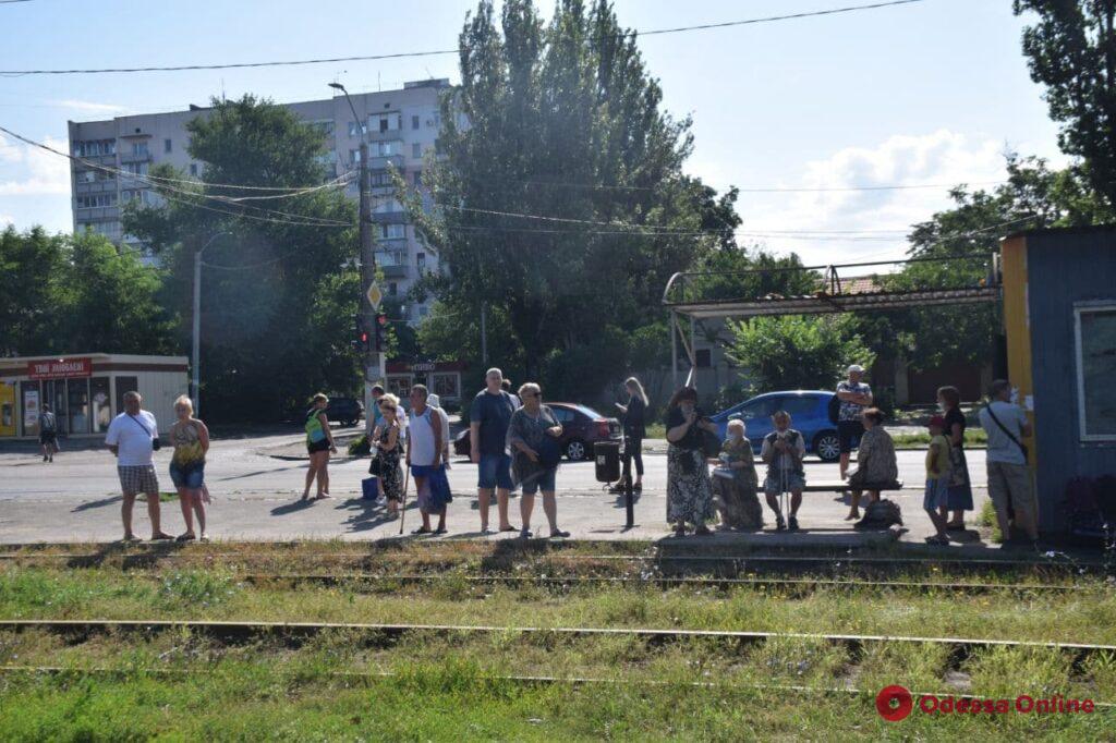 Последствия непогоды: подтопленные улицы, парализованное движение трамваев и заблокированный проезд на поселок Котовского (обновлено)