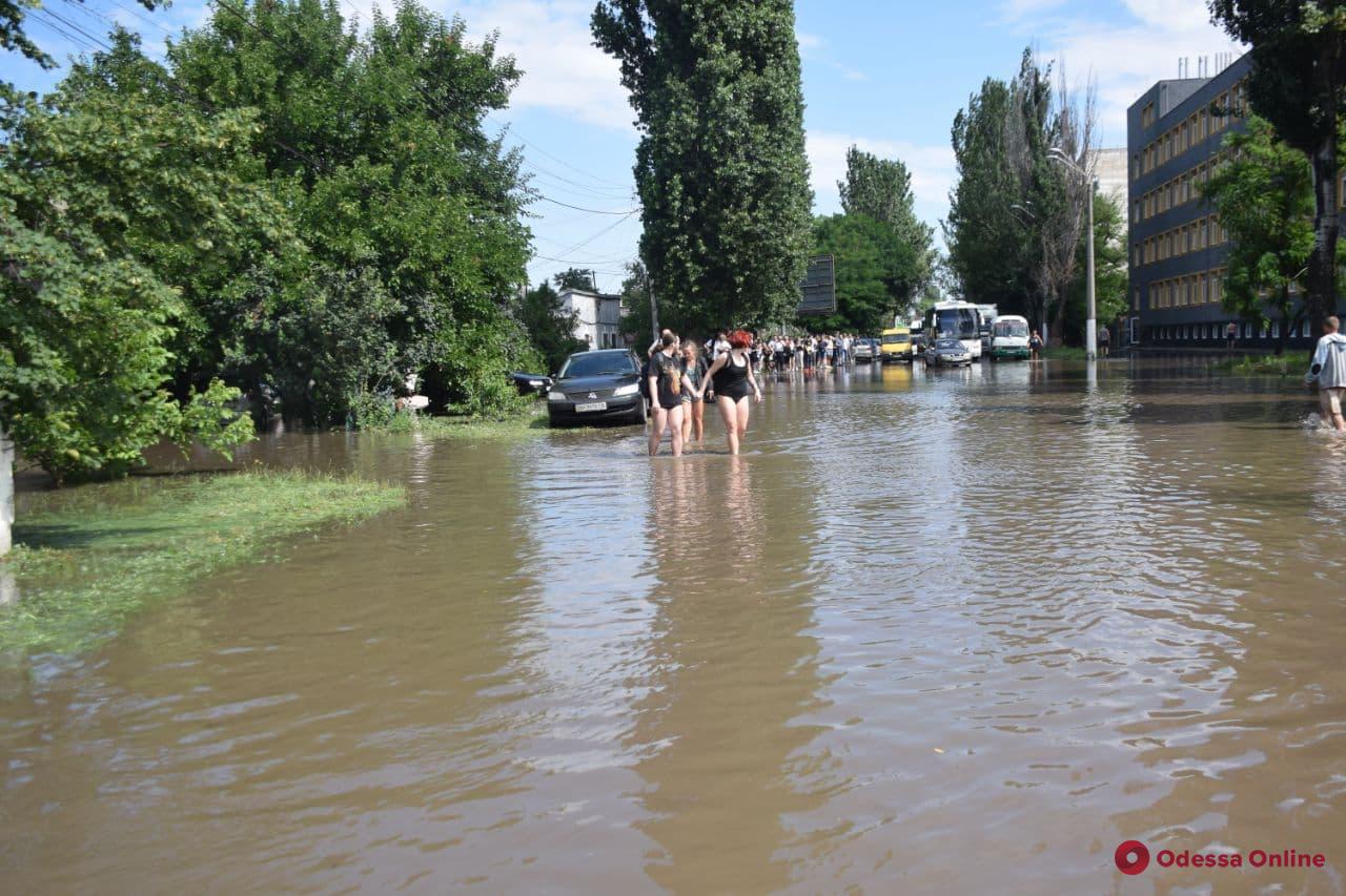 Когда остаться дома — не вариант: одесситы по колено в воде переходят затопленную Пересыпь (фото, видео)