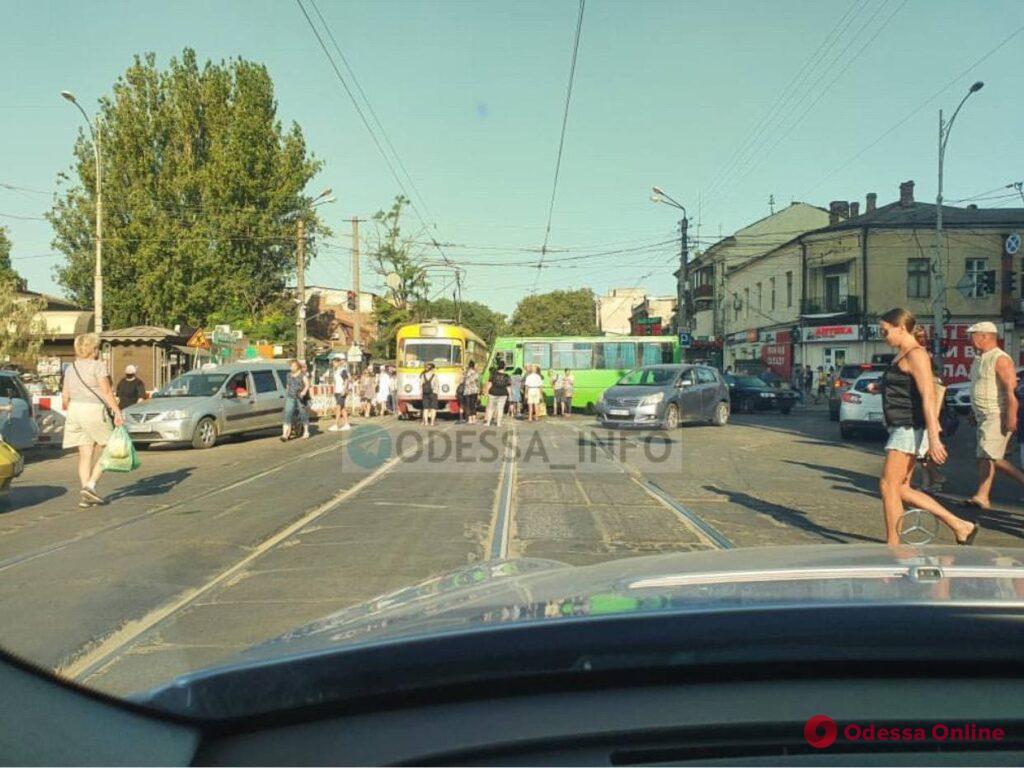 Водителю стало плохо: в Одессе маршрутка врезалась в трамвай