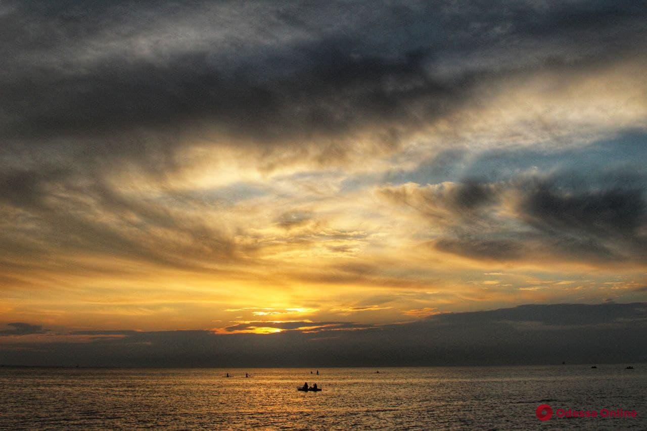 Люди на каяках, солнце и море: красочный рассвет на побережье Одессы (таймлапс и фото)
