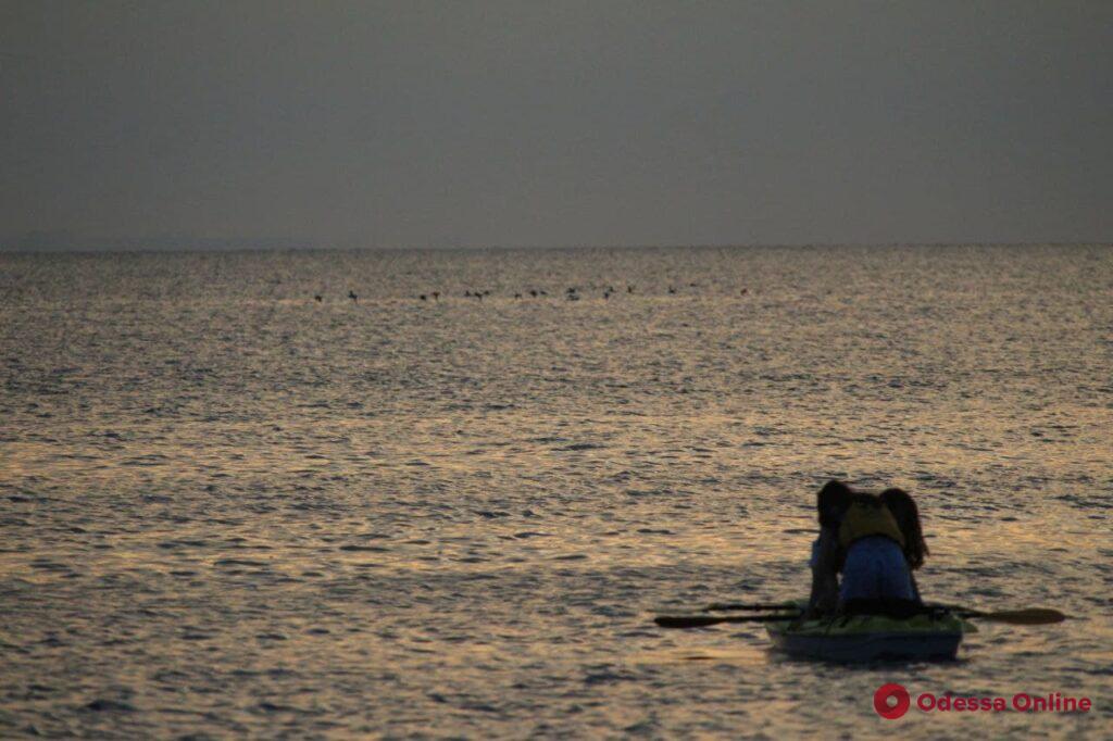 Люди на каяках, солнце и море: красочный рассвет на побережье Одессы (таймлапс и фото)