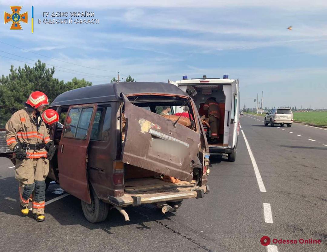 На въезде в Черноморск столкнулись Nissan и Fiat – двое пострадавших (фото, обновлено)