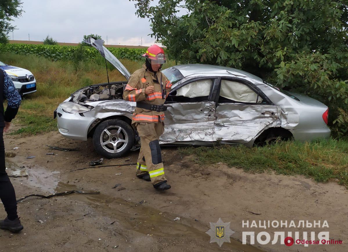 На трассе Одесса-Овидиополь столкнулись три авто – пострадали мать и пятилетние двойняшки