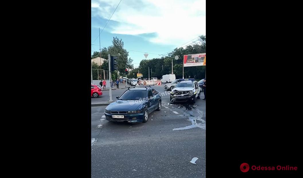 На Молдаванке в аварию попал служебный автомобиль Нацгвардии