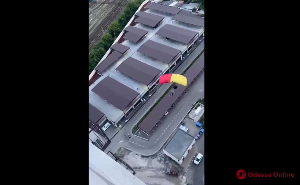 В Одессе экстремал прыгнул с парашютом с балкона многоэтажки (видео)