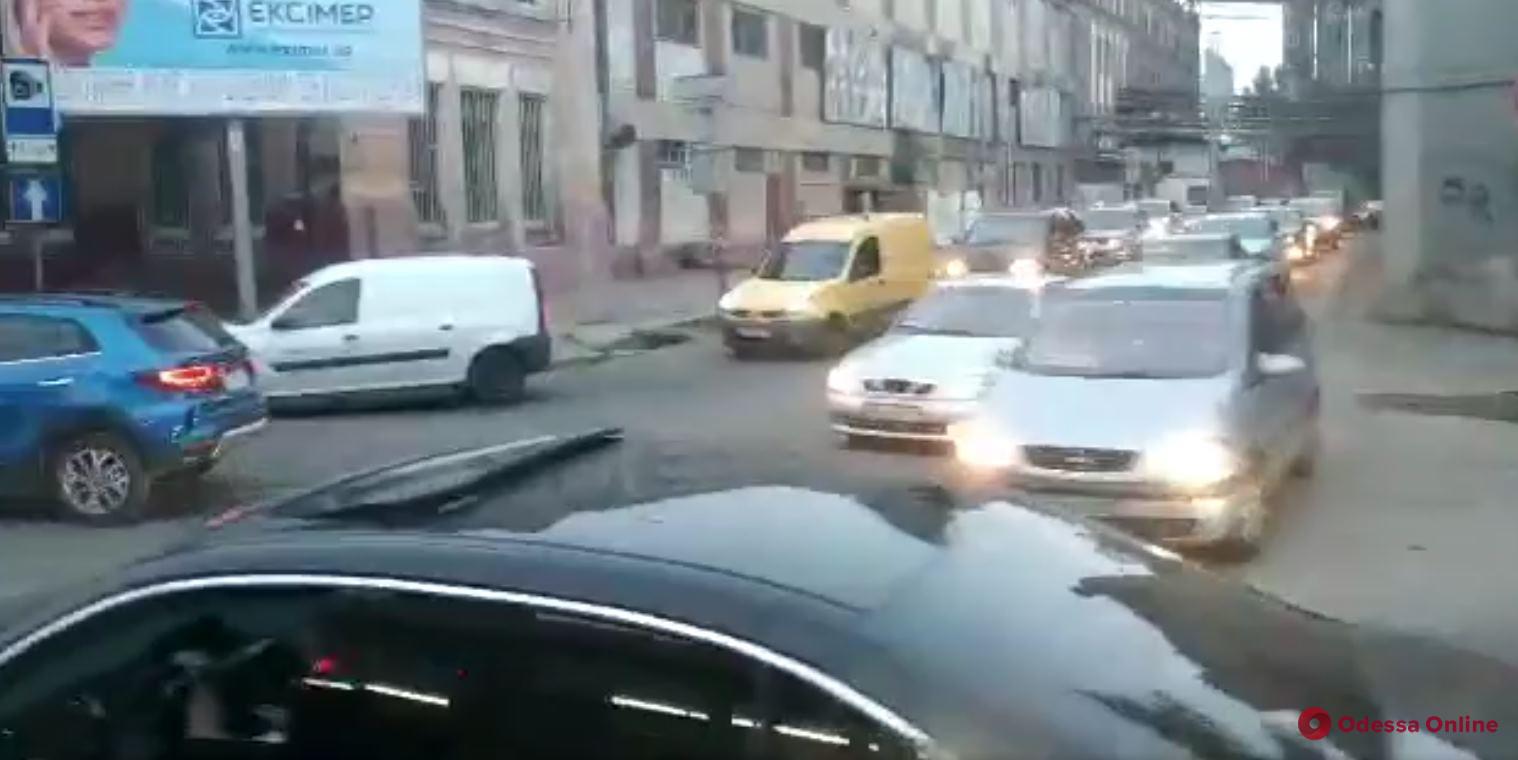 Пешком быстрее: в сторону поселка Котовского образовалась огромная пробка (видео)