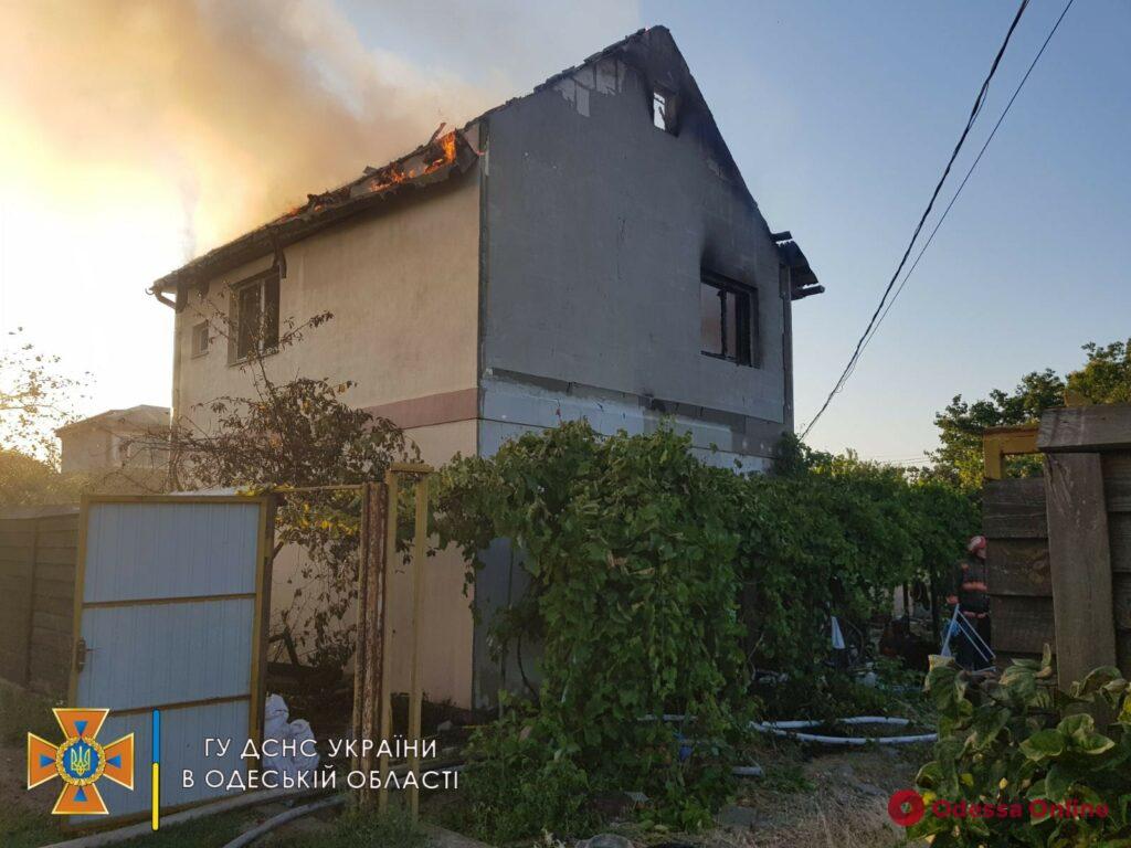 Под Одессой открытым пламенем горит частный дом (обновлено)