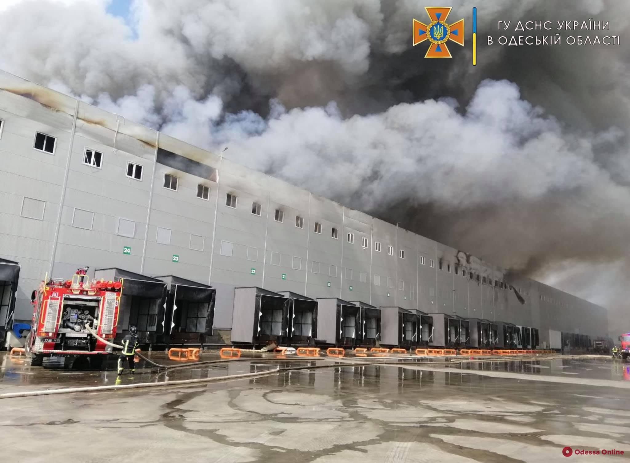 В Нерубайском порядка 70 спасателей тушат масштабный пожар на складах (фото, видео, обновлено)