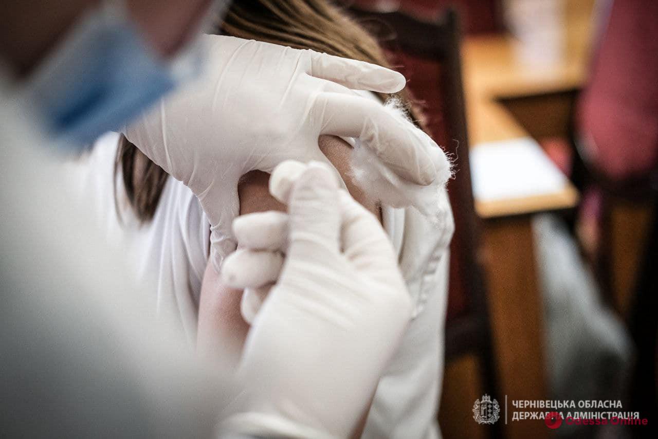 Первые пошли: в Черновицкой области начали вакцинировать детей от Covid-19