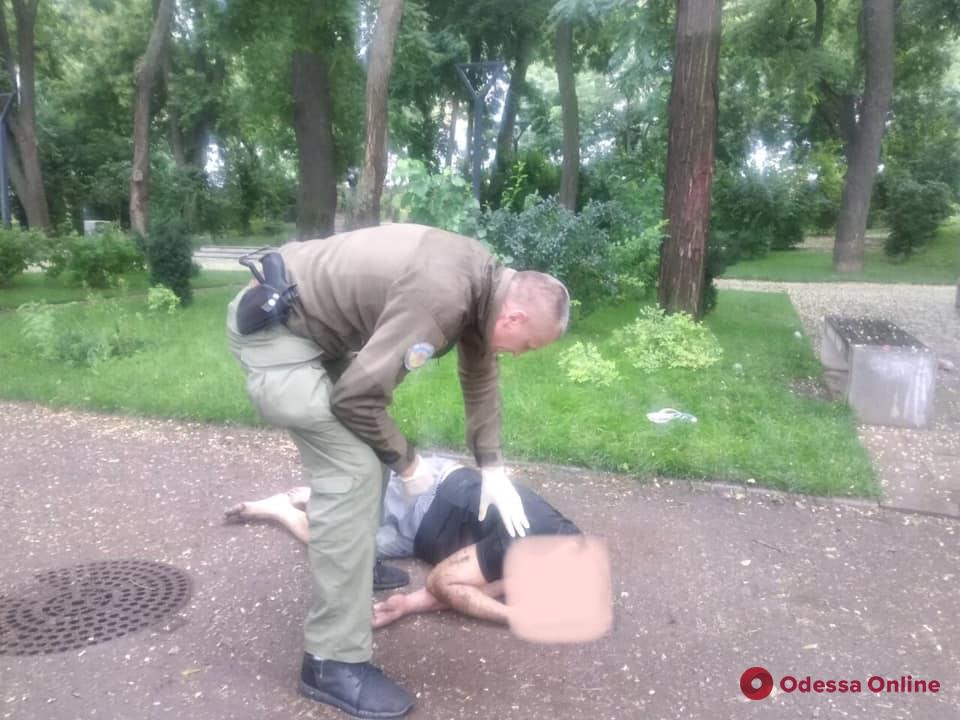 Передозировка: в Греческом парке нашли мужчину без сознания