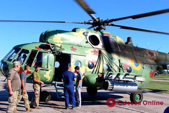 Из Херсона в Одессу на вертолете эвакуировали травмированного военного