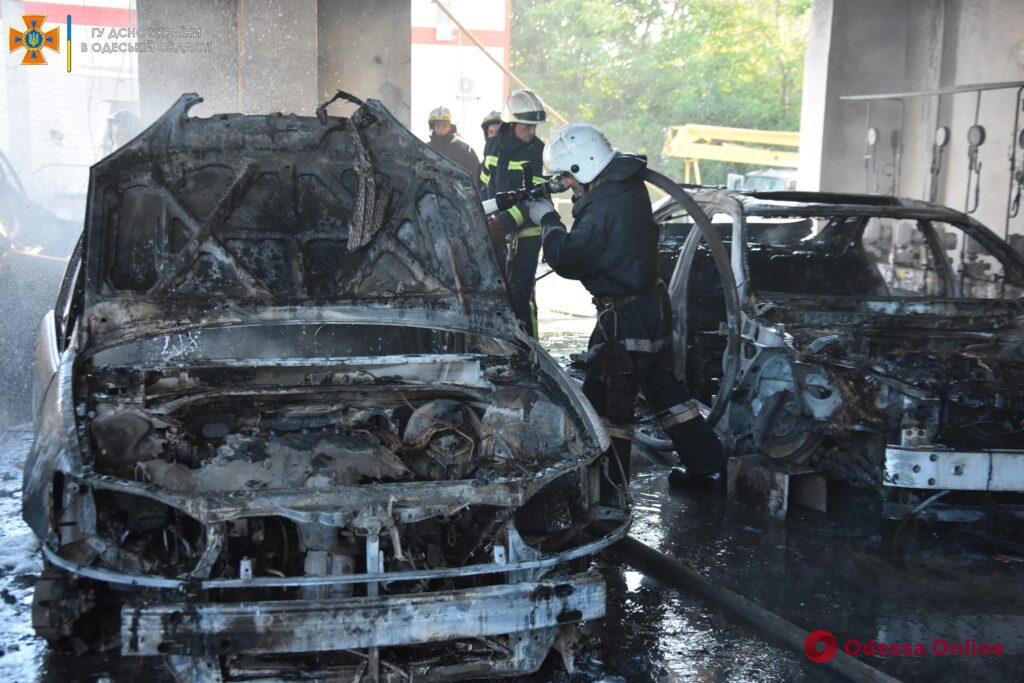 На территории Одесского НПЗ дотла сгорело 6 автомобилей (фото, видео)