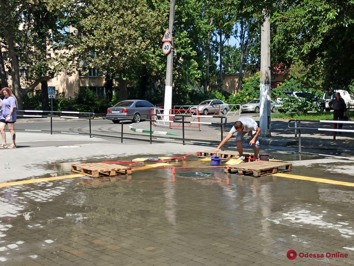 «На радость детям»: несколько домов на Варненской остались без воды, зато во дворе образовалось озеро