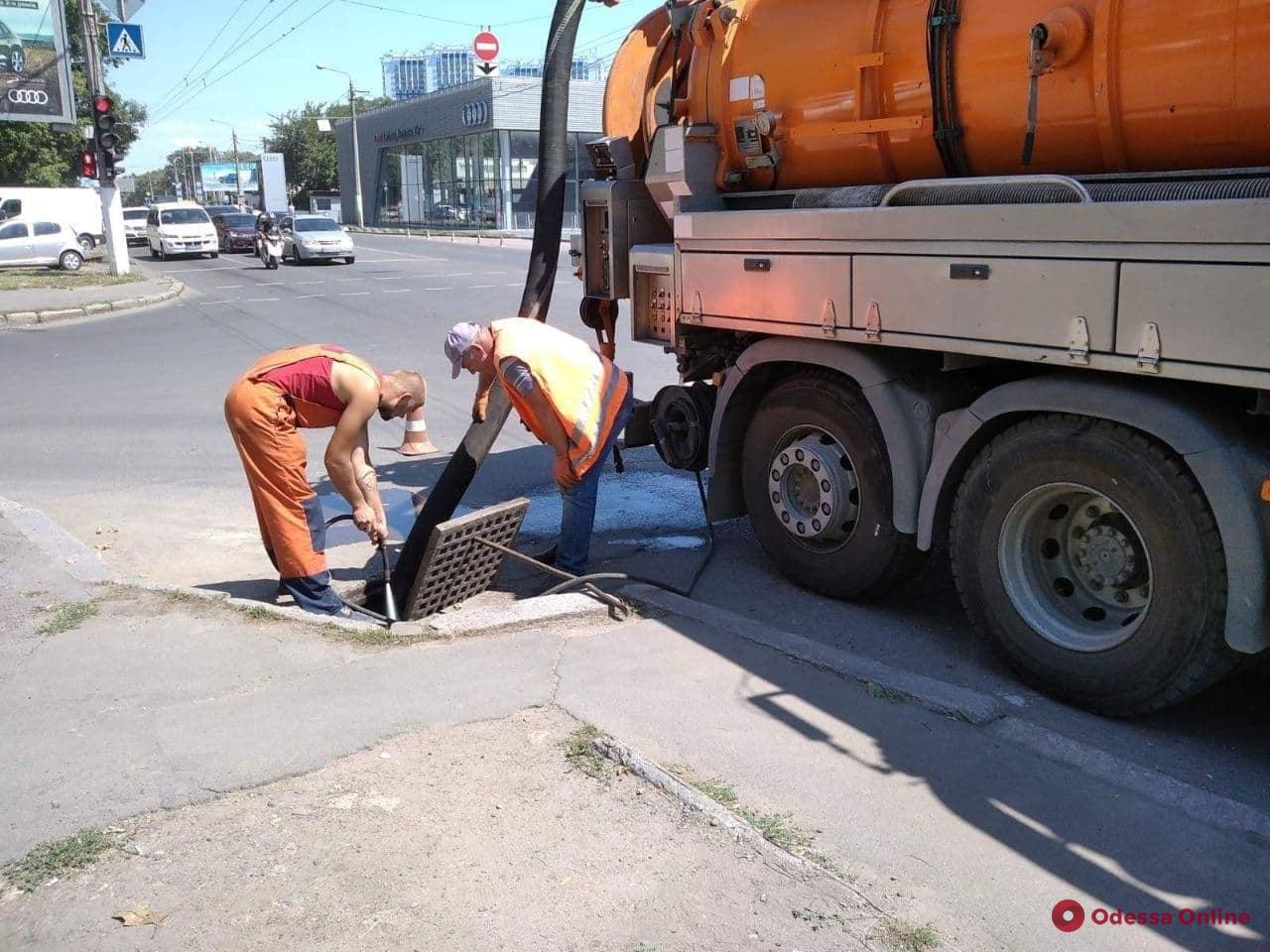 В Одессе коммунальщики приводят в порядок ливневки – водителей просят не усложнять работу спецтехники