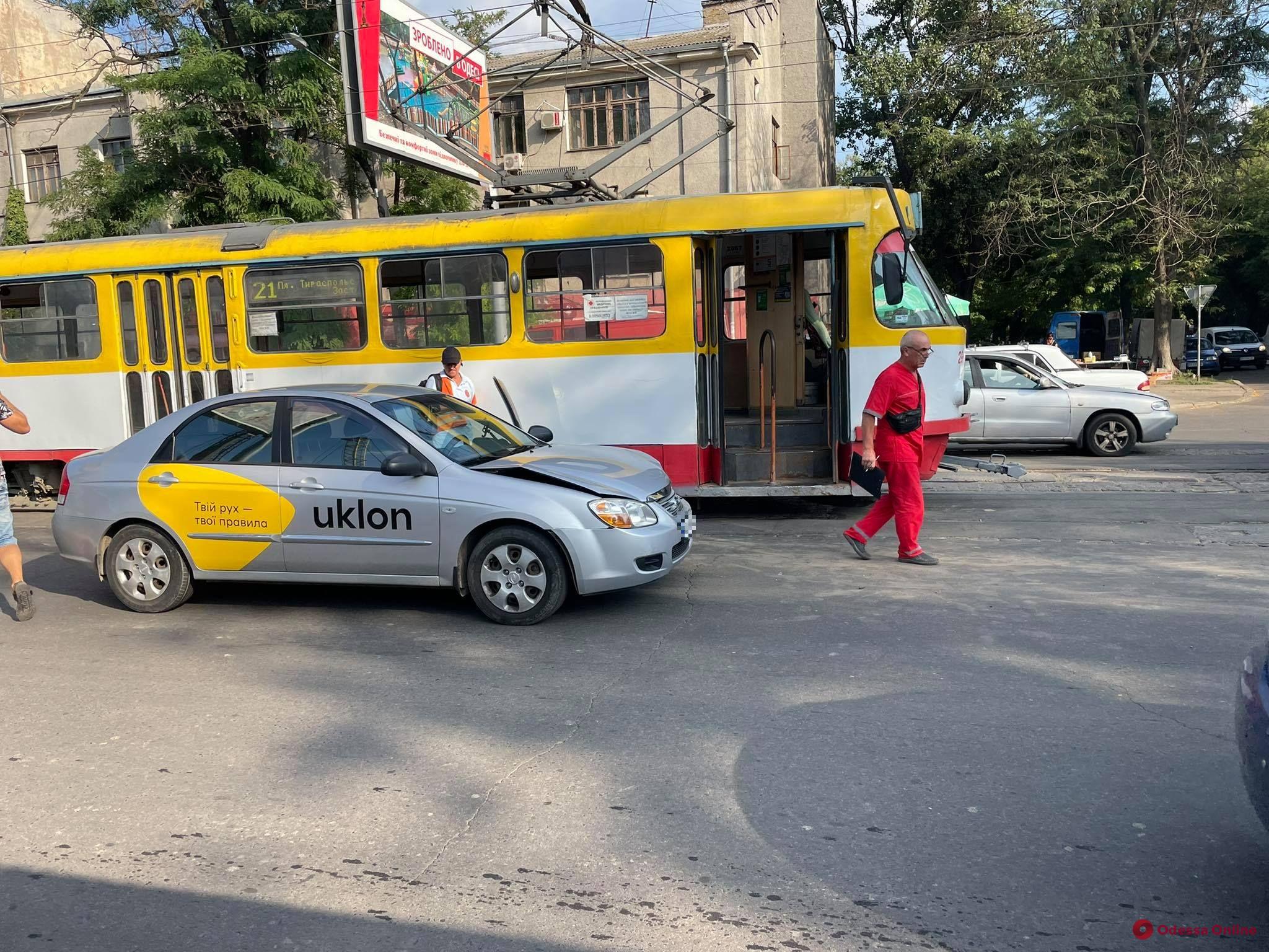 На Молдаванке из-за тройного ДТП не ходят трамваи