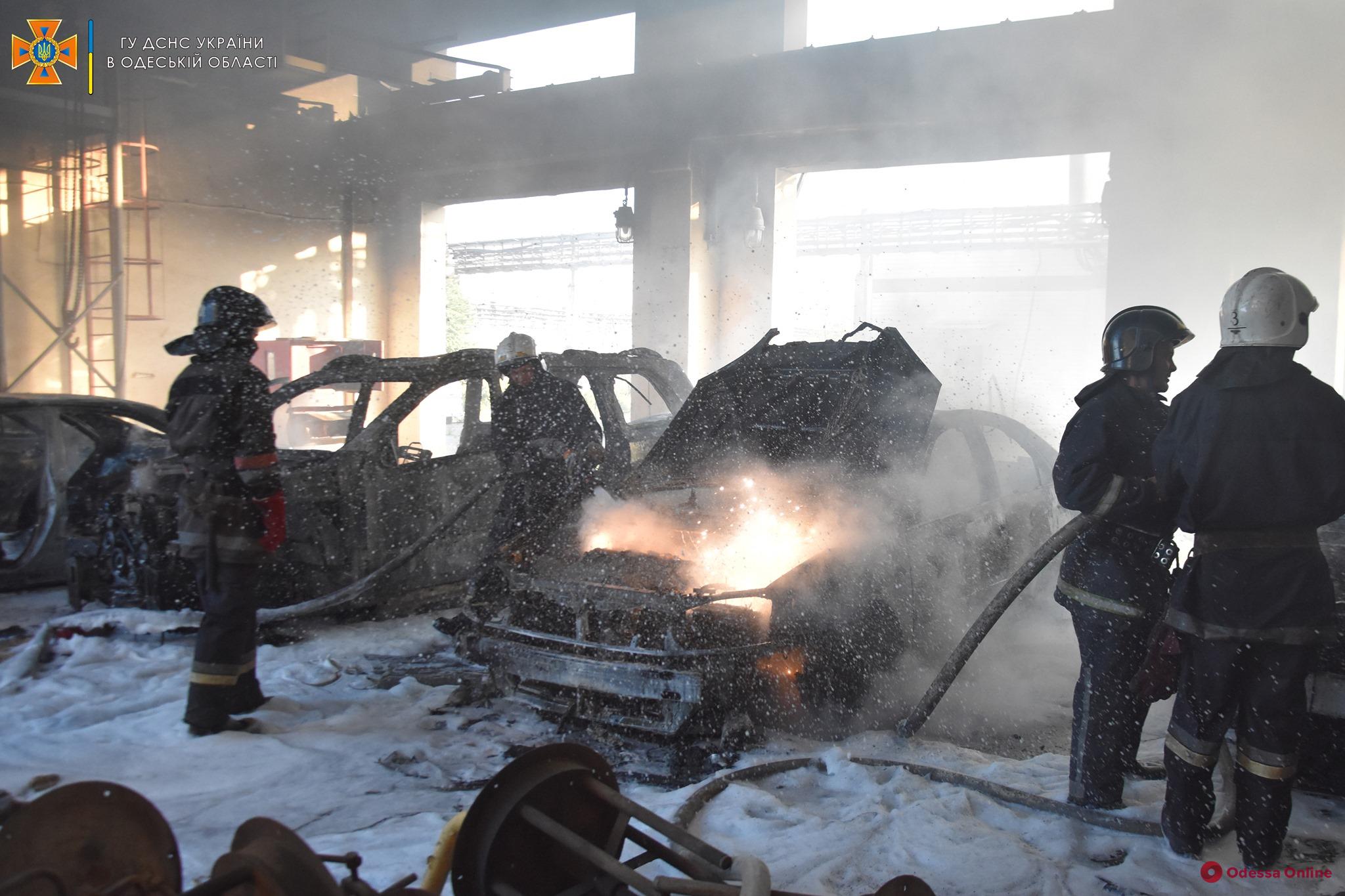 На территории Одесского НПЗ дотла сгорело 6 автомобилей (фото, видео)